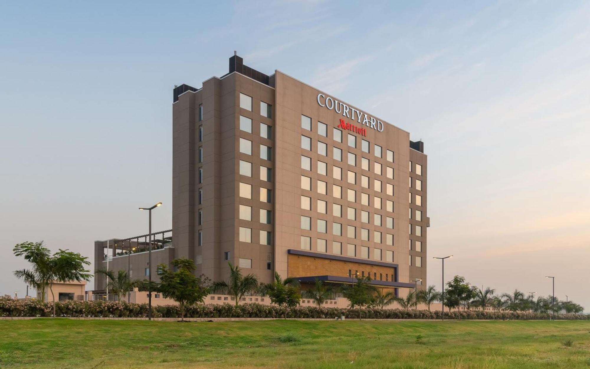 Hotel Courtyard By Marriott Surate Extérieur photo