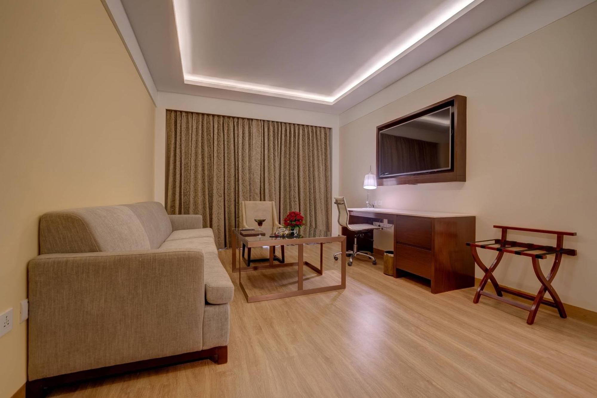 Hotel Courtyard By Marriott Surate Extérieur photo
