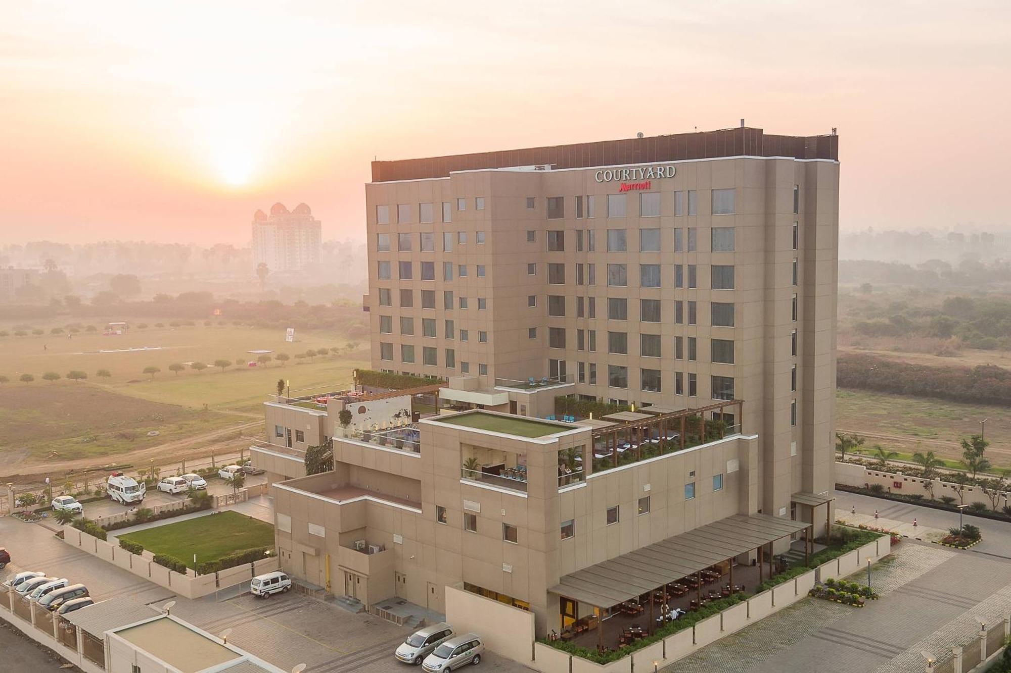 Hotel Courtyard By Marriott Surate Extérieur photo